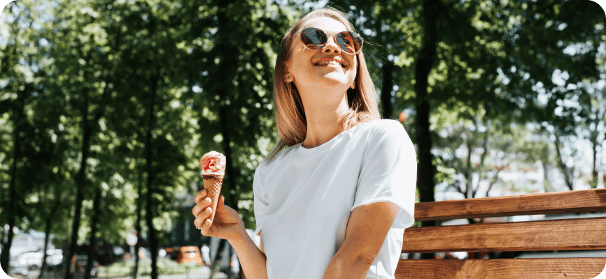 Hand die eine Eiswaffel mit einer Kugel Eis hält